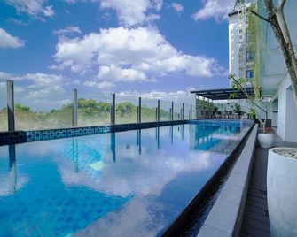 Hotel Fortunagrande Jember - Jember - Zwembad