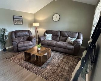 Modern Comfort •Bourbon Trail & Derby•Fenced yard•full kitchen•parking - Shepherdsville - Huiskamer