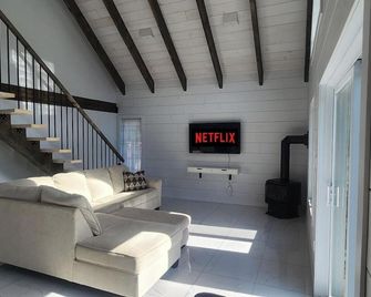 Pour 6 personnes, Lac Saint-Jean : Quai-spa-kayaks - Альма - Вітальня