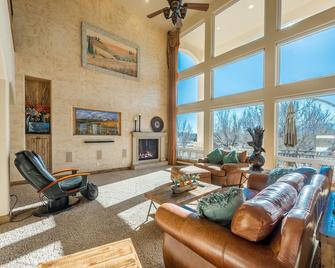 Luxury property, perfect for high-end USAFA guests - Colorado Springs - Sala de estar
