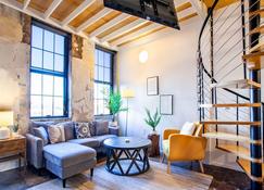 Sterchi Lofts Getaway - Downtown Knoxville - Knoxville - Wohnzimmer