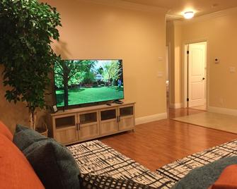 Family-Sized Townhouse New, New, New! - Azusa - Living room