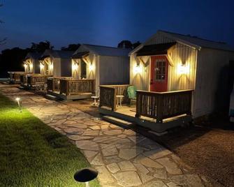 Glamping in Spicewood~ Cabin 1 The Madison - Spicewood - Building