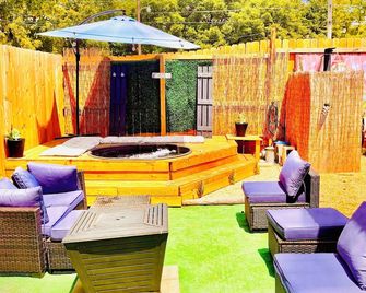 Tiny House Hot Tub Grill & Chill - Baker - Patio
