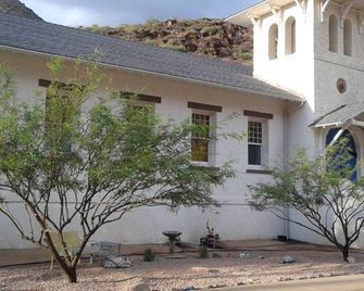 Tranquil Eclectic Vacation Rental with Spectacular Cliff Views by Arizona's Coronado Trail - Clifton