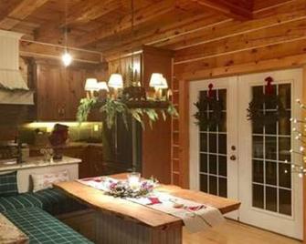 Up North Getaway Full Log Home on 40 acres - Clare - Comedor