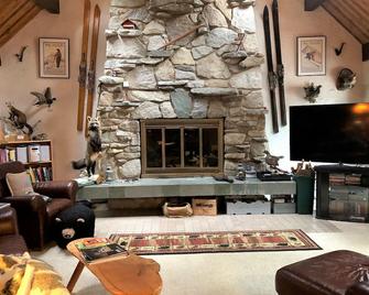 Sky River Chalet- On The River With A View Of The Mountains & Nearby Hiking - Skykomish - Living room