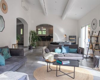 Maison Loutina, Villa 5 min à pied du centre - L'Isle-sur-la-Sorgue - Sala de estar