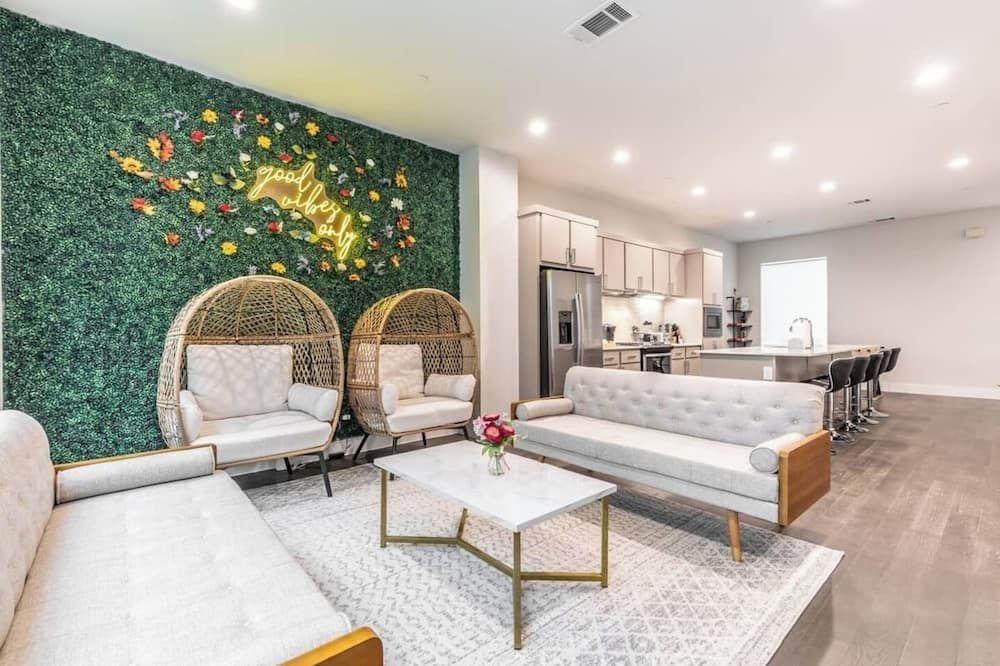 Modern and Unique Game House with Rooftop Terrace - دالاس - غرفة معيشة