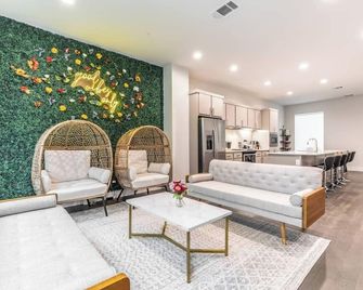 Modern and Unique Game House with Rooftop Terrace - Dallas - Sala de estar