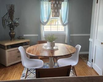 Charming 2-bedroom house with WiFi, AC in delightful Windsor. - Windsor - Dining room