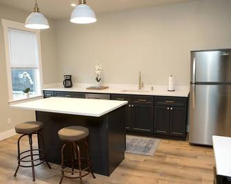 Premium accommodations for up to 4 people in the heart of Downtown Greensburg - Greensburg - Kuchyň