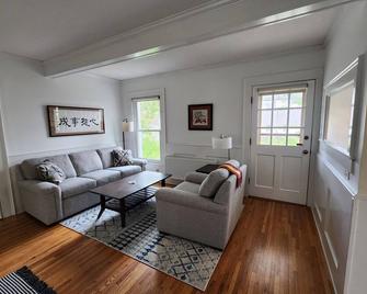 Garden setting within walking distance of River, Local Shops, and Restaurants! - Hudson - Living room