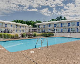 Motel 6 Fayetteville, AR - Fayetteville - Bazén