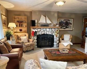 Georgian Bay Retreat-Stone Fireplace-Hot Tub- Dock- No Cleaning Fee! - Wiarton - Living room