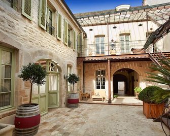 لو كلو سانت مارجوريت - بون - مبنى