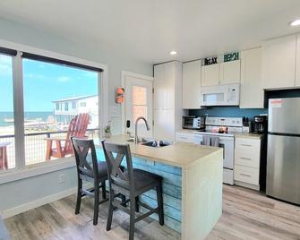 Las Casitas on Magnolia Beach - Casita B - Port Lavaca - Kitchen
