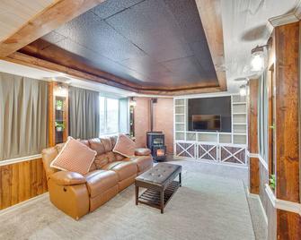 Palmyra House with Private Hot Tub and Fenced Yard! - Palmyra - Living room