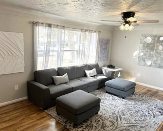 Selfie house • Abundance of Entertainment & Amenities • Hot Tub • King Bed• - Mountain Home - Вітальня