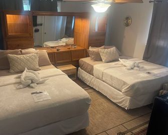 Retro Ranchhouse - Main Bedroom - private room in shared home space - Sanford