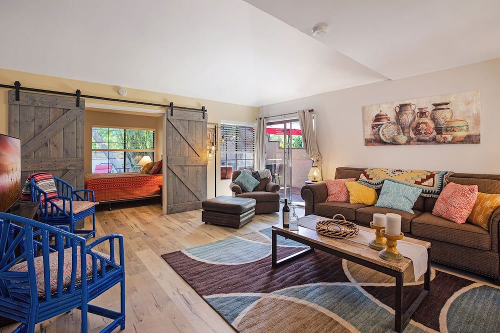 Oasis with 3rd Bedroom/Den, sleeps 6, 3 patios, adult and childrens bikes - Palm Springs - Sala de estar