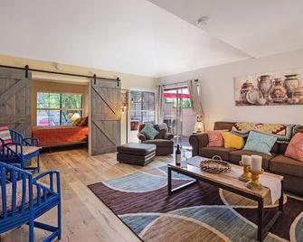 Oasis with 3rd Bedroom/Den, sleeps 6, 3 patios, adult and childrens bikes - Palm Springs - Soggiorno