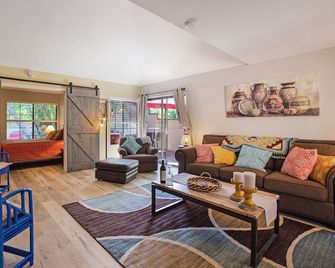 Oasis with 3rd Bedroom/Den, sleeps 6, 3 patios, adult and childrens bikes - Palm Springs - Sala de estar