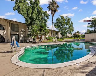 Heritage Inn Express Roseville - Roseville - Pool