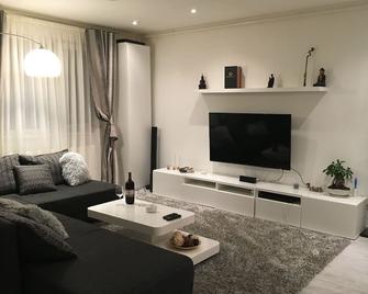Barbeque And Terrace In North Area Of Bucharest. - Bucharest - Living room