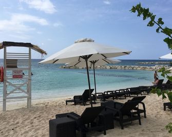 Anna's Joye Seawind - Freeport, Montego Bay - מונטגו ביי - חוף