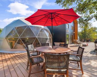 The Bird House | 8 Beds 2 Baths - Elgin - Patio