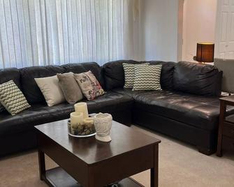 Spacious 4BedroomHome with Modern Amenities and ScenicViews perfect for Families - 브랜던 - 거실
