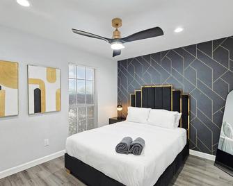 5BR Holiday Getaway in DeSoto with Pool, Hot Tub & Cinema - DeSoto - Bedroom