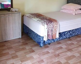 Nita's Homestay Banyuwangi - Banyuwangi - Bedroom