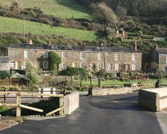 Wonderful reverse level conversion located on the sea front in picturesque rural hamlet on the South - Veryan - Edificio