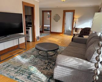 Charming 3-bedroom house in Cheyenne with AC, Pet-friendly - Cheyenne - Living room