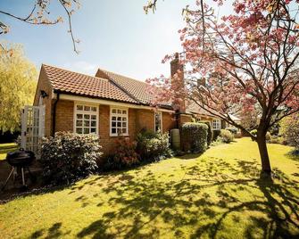Large Detached Bungalow and Garden Within Village with pubs and shop - St. Ives - Building