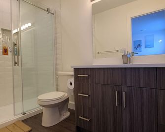 Entire New Built - Spacious 3-bedroom Suite. - Regina - Łazienka