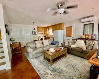 1 bed guesthouse w/ sofa sleeper on 15 acres 10 minutes from anywhere in Oxford - Oxford - Living room