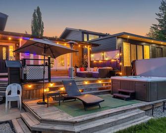 Nk Paradise - Lakefront, Hot Tub, Covered Dock! - Chestermere - Patio
