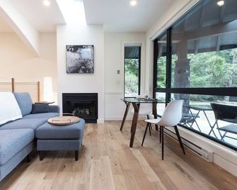 Oceanfront, sauna, soaker tub, outdoor shower, private, fireplace, BBQ, adults. - Sooke - Salon