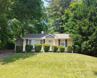 Cozy Cork Cottage Asheville South / Private/Secure/Quaint/ Near Airport - Arden - Building