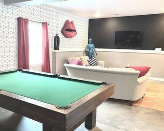 4 bedroom/4.5 bathroom/ 10 beds/ pets/ pool table - Maryville