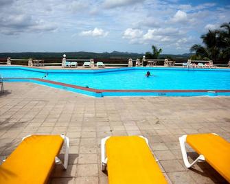 Islazul Hotel Mirador de Mayabe - Holguín - Zwembad
