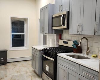 Cozy 2 bed rooms near JFK and shopping. - Brooklyn - Kjøkken