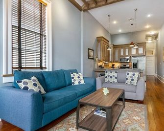 Apartment near French Quarter - New Orleans - Living room