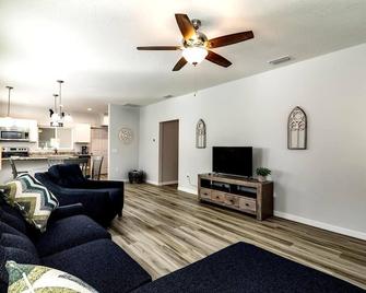 Charming Downtown High Springs Cottage - High Springs - Sala de estar