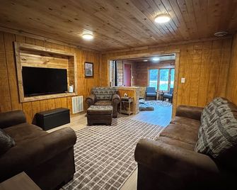 Cabin Retreat in Mount Morris - Wild Rose - Living room