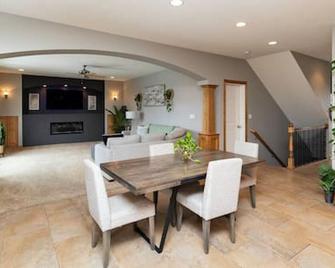Executive Living 2min to Jordan Creek 6 bed/5 bath near Jordan Creek Mall! - West Des Moines - Dining room
