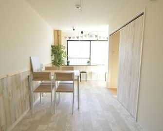 R Guest House - Osaka - Dining room